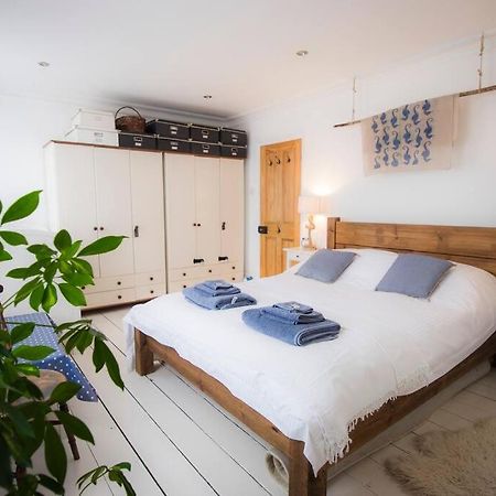 Restful And Cosy 4 Bed Home Minutes From The Beach サンドゲート エクステリア 写真