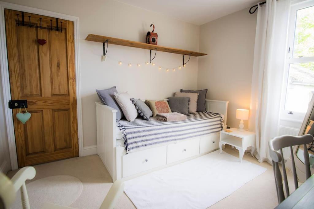 Restful And Cosy 4 Bed Home Minutes From The Beach サンドゲート エクステリア 写真