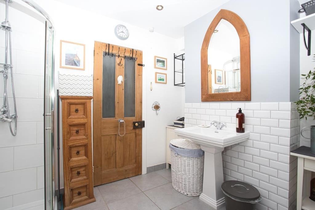 Restful And Cosy 4 Bed Home Minutes From The Beach サンドゲート エクステリア 写真
