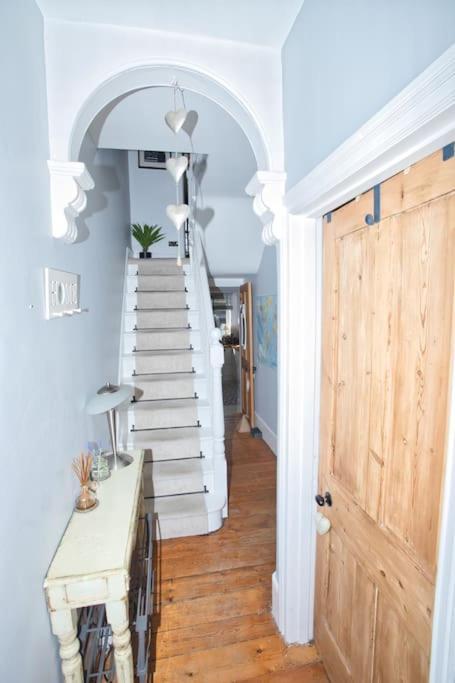 Restful And Cosy 4 Bed Home Minutes From The Beach サンドゲート エクステリア 写真