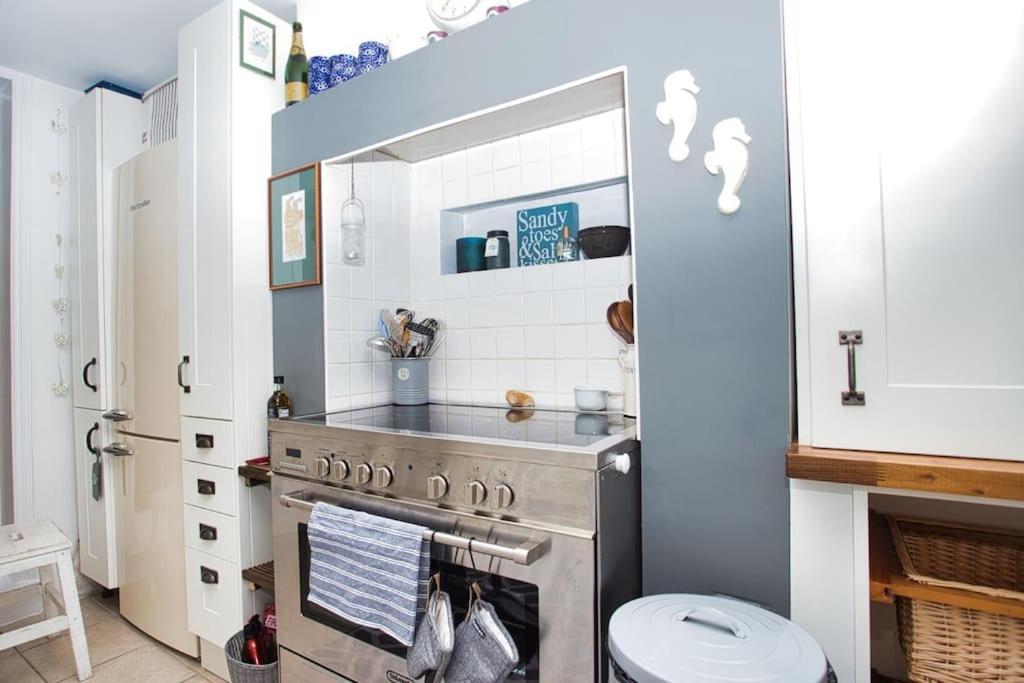 Restful And Cosy 4 Bed Home Minutes From The Beach サンドゲート エクステリア 写真