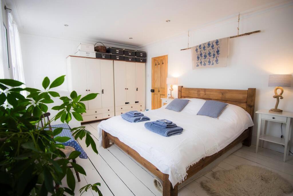 Restful And Cosy 4 Bed Home Minutes From The Beach サンドゲート エクステリア 写真