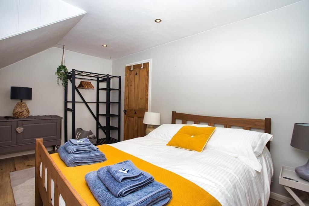 Restful And Cosy 4 Bed Home Minutes From The Beach サンドゲート エクステリア 写真
