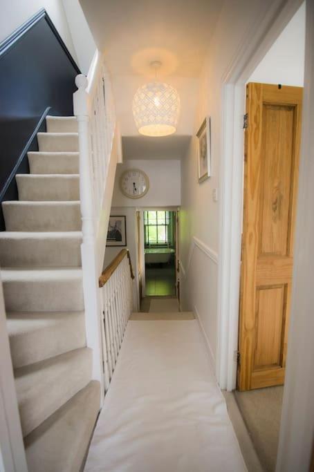Restful And Cosy 4 Bed Home Minutes From The Beach サンドゲート エクステリア 写真