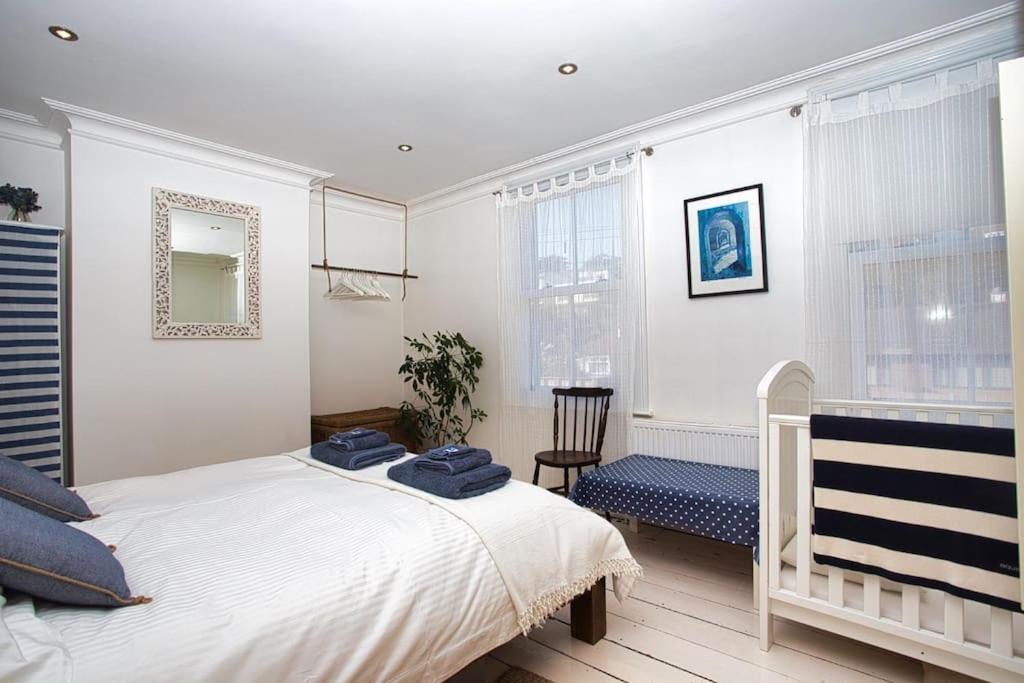 Restful And Cosy 4 Bed Home Minutes From The Beach サンドゲート エクステリア 写真