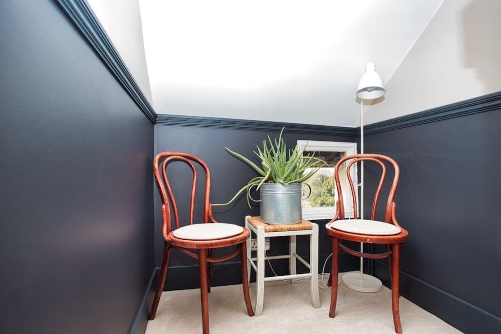 Restful And Cosy 4 Bed Home Minutes From The Beach サンドゲート エクステリア 写真