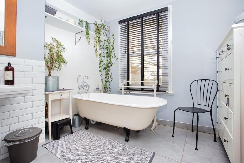 Restful And Cosy 4 Bed Home Minutes From The Beach サンドゲート エクステリア 写真