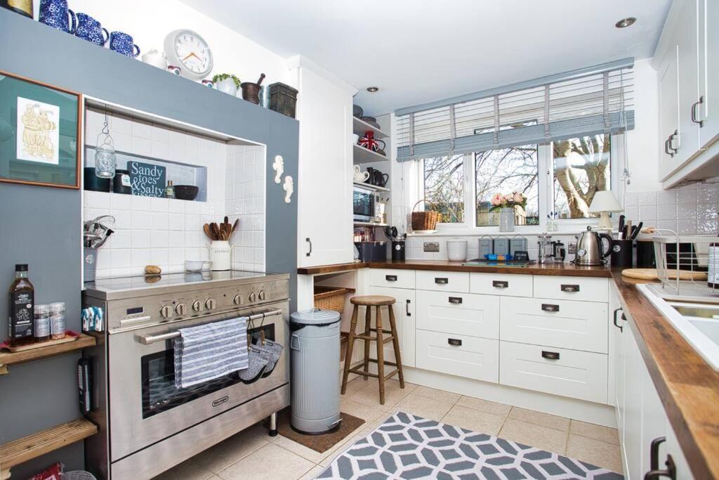 Restful And Cosy 4 Bed Home Minutes From The Beach サンドゲート エクステリア 写真