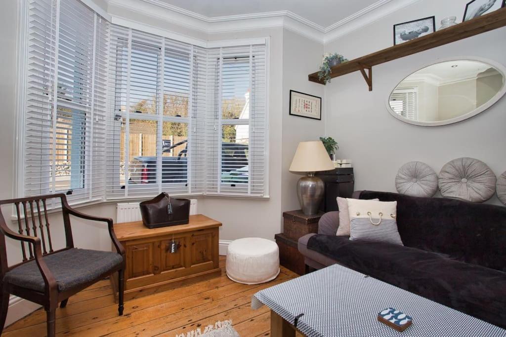 Restful And Cosy 4 Bed Home Minutes From The Beach サンドゲート エクステリア 写真